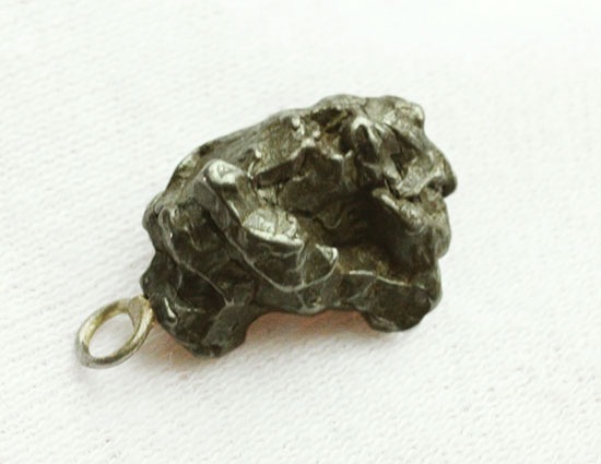 カンポ・デル・シエロ隕石のペンダントトップ（革紐付き）/新生代（6500万年前 -- 現在）【ot908】