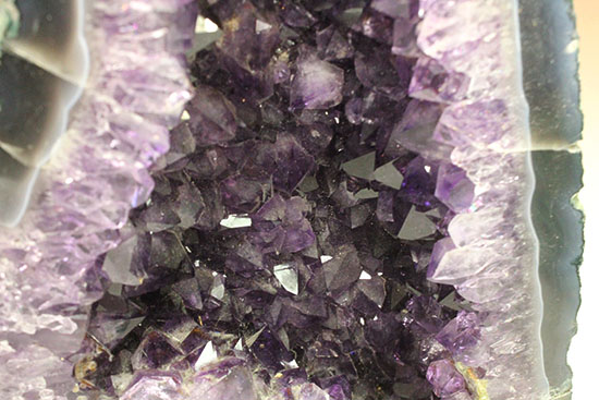 サービスプライス！高さ２６ｃｍの巨大なアメシスト（紫水晶）。面白い産状と濃い紫ご注目。/新生代（6500万年前 -- 現在）【ot911】