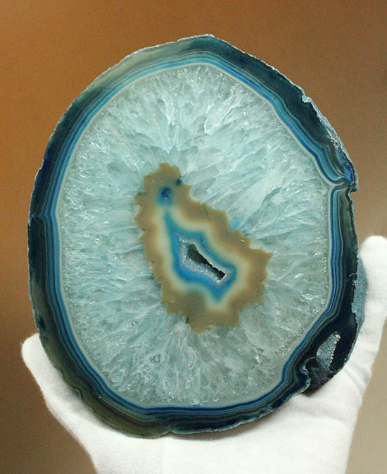 縞模様と石英の柱状結晶のコラボが見事!ブルーグラデーションのメノウ標本(Agate)(その10)