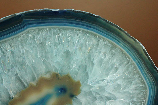 縞模様と石英の柱状結晶のコラボが見事!ブルーグラデーションのメノウ標本(Agate)(その12)