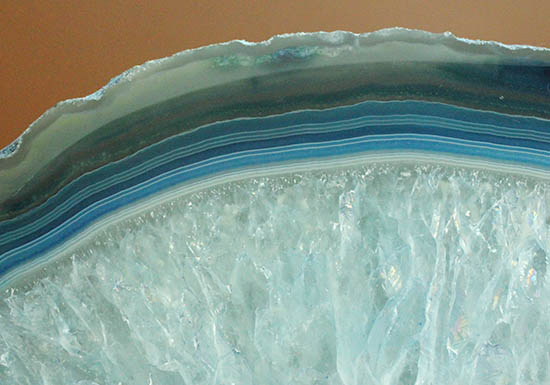 縞模様と石英の柱状結晶のコラボが見事!ブルーグラデーションのメノウ標本(Agate)(その13)