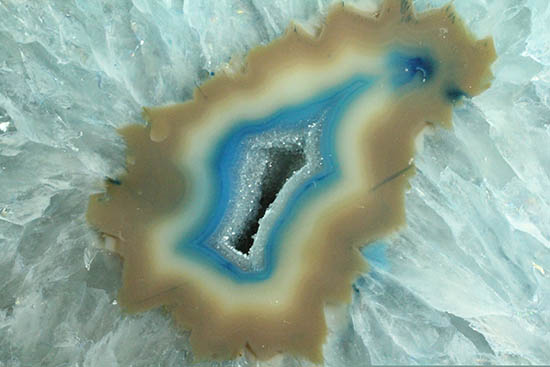 縞模様と石英の柱状結晶のコラボが見事!ブルーグラデーションのメノウ標本(Agate)(その14)