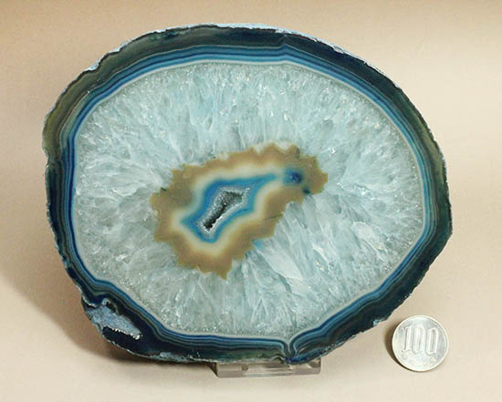 縞模様と石英の柱状結晶のコラボが見事!ブルーグラデーションのメノウ標本(Agate)(その15)