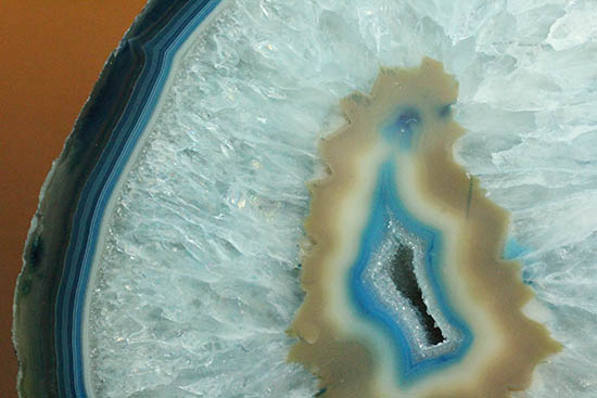 縞模様と石英の柱状結晶のコラボが見事!ブルーグラデーションのメノウ標本(Agate)(その2)