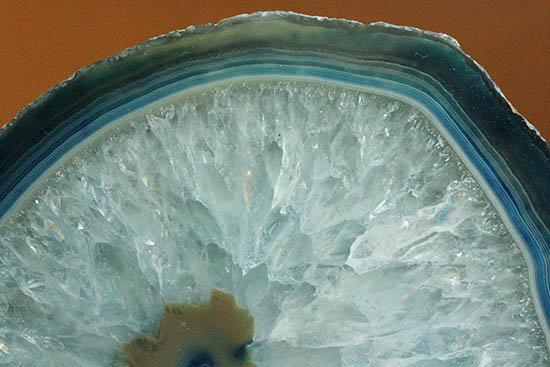 縞模様と石英の柱状結晶のコラボが見事!ブルーグラデーションのメノウ標本(Agate)(その3)
