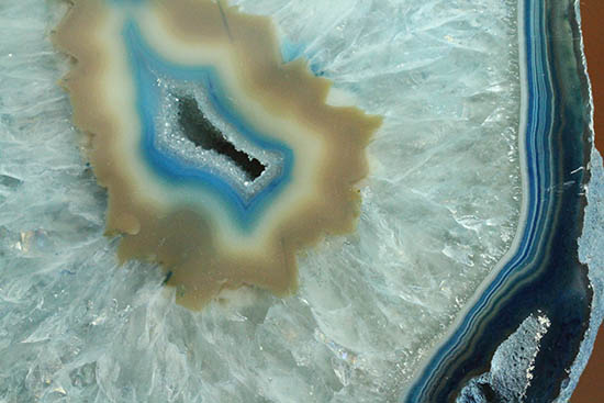 縞模様と石英の柱状結晶のコラボが見事!ブルーグラデーションのメノウ標本(Agate)(その5)