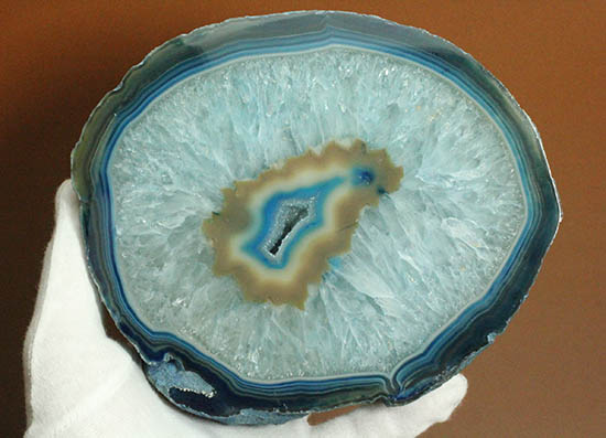縞模様と石英の柱状結晶のコラボが見事!ブルーグラデーションのメノウ標本(Agate)(その7)