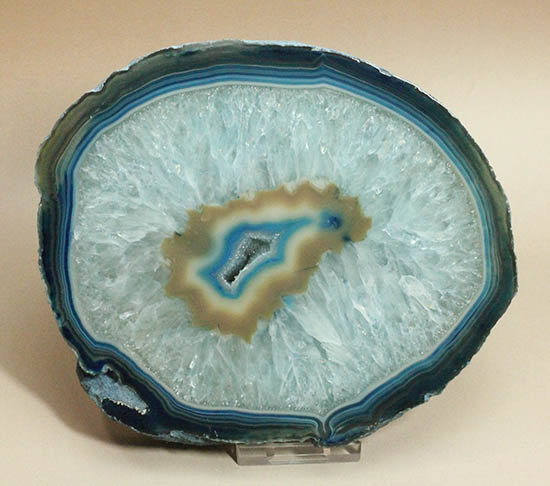 縞模様と石英の柱状結晶のコラボが見事!ブルーグラデーションのメノウ標本(Agate)(その8)