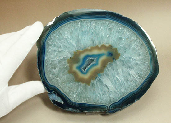 縞模様と石英の柱状結晶のコラボが見事!ブルーグラデーションのメノウ標本(Agate)(その9)