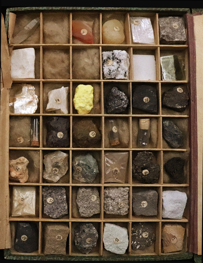 ラスト1点、戦前・戦中の、重厚な装丁で整えられた鉱物標本セット（アンティーク）（その3）
