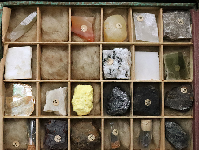 ラスト1点、戦前・戦中の、重厚な装丁で整えられた鉱物標本セット（アンティーク）（その4）