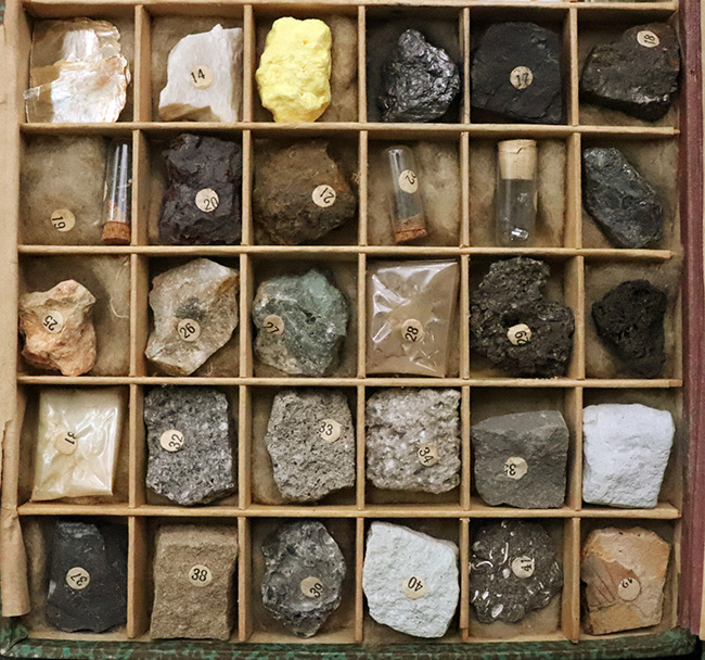 ラスト1点、戦前・戦中の、重厚な装丁で整えられた鉱物標本セット（アンティーク）（その5）