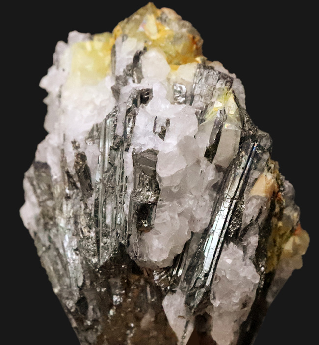 「ICHINOKAWA」愛媛県産市之川鉱山（閉山）産の希少な輝安鉱（Stibnite）（その1）