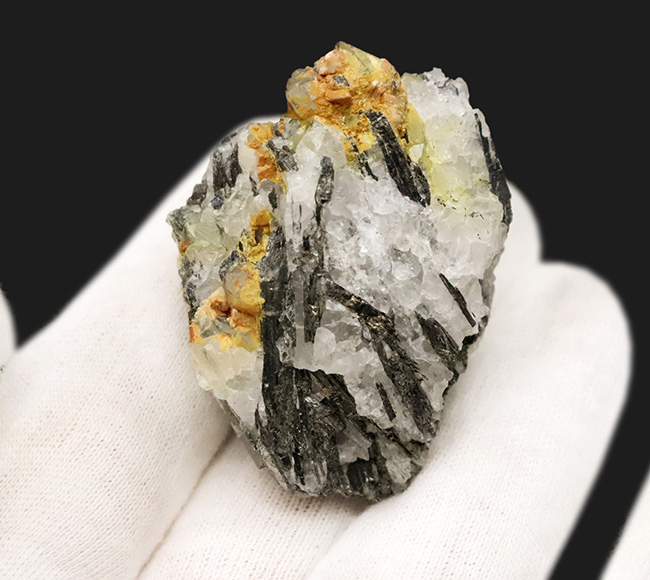 「ICHINOKAWA」愛媛県産市之川鉱山（閉山）産の希少な輝安鉱（Stibnite）（その2）