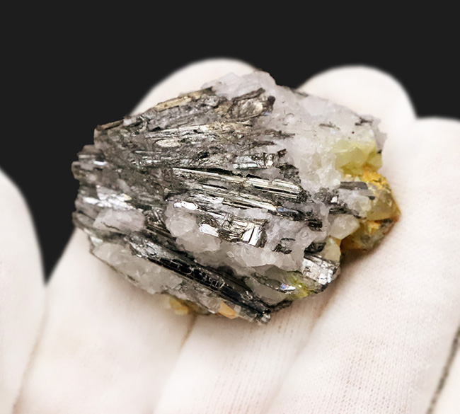 「ICHINOKAWA」愛媛県産市之川鉱山（閉山）産の希少な輝安鉱（Stibnite）（その3）