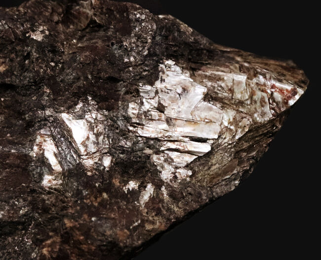 かつて日本の鉄生産を支えた岩手県仙人鉱山産の赤鉄鉱、ヘマタイト（Hematite）。黒色と銀色が混じった印象的な産状（その2）