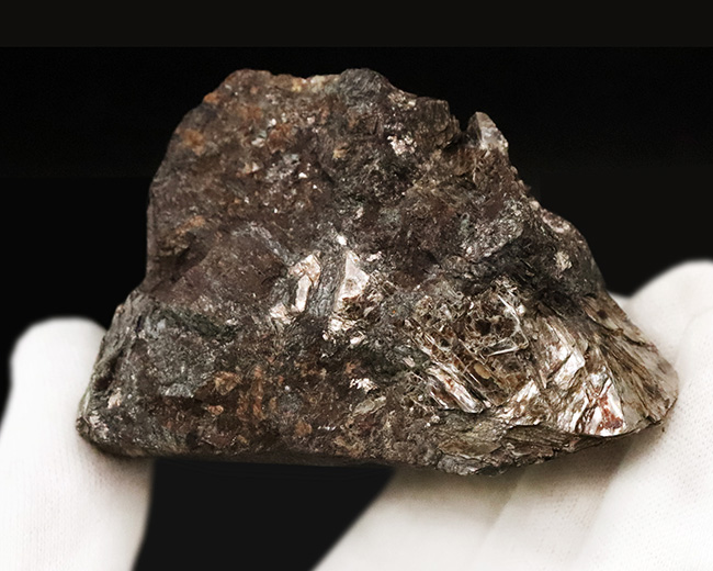 かつて日本の鉄生産を支えた岩手県仙人鉱山産の赤鉄鉱、ヘマタイト（Hematite）。黒色と銀色が混じった印象的な産状（その3）