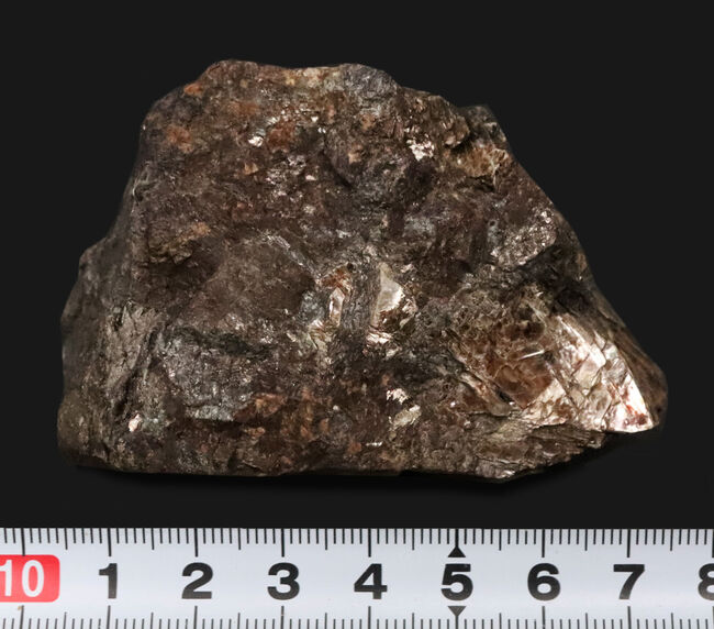 かつて日本の鉄生産を支えた岩手県仙人鉱山産の赤鉄鉱、ヘマタイト（Hematite）。黒色と銀色が混じった印象的な産状（その6）