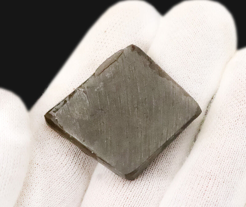 カナダ・アルバータ州が産んだ、鮮やかな赤と緑を呈する美しき化石兼宝石、アンモライト（Ammolite）のピース（その5）