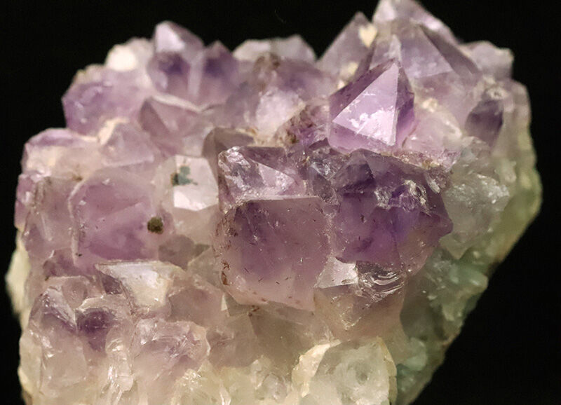 10cm超え！紫・白・緑の三層の調べ。地中の環境変化が刻まれたマルチカラー・アメシスト（Amethyst）の原石（その2）