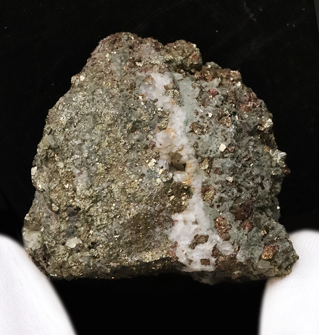 原石ならではの力強い表情…美しく輝く黄鉄鉱と太い石英脈が共存する、秋田県花岡鉱山産パイライト自然標本（その1）