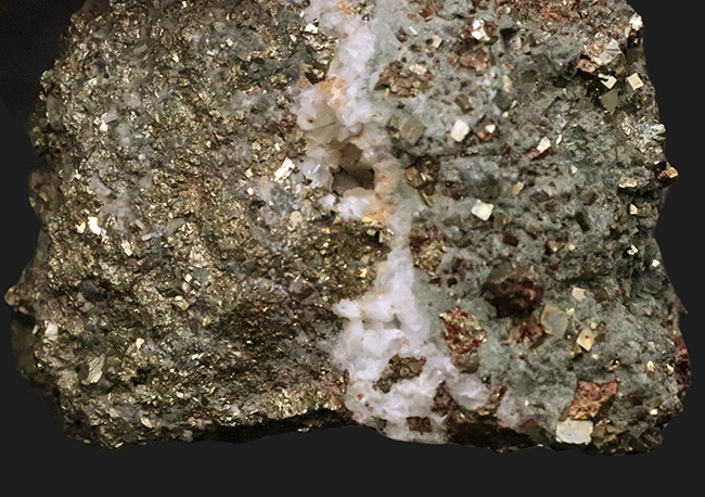 原石ならではの力強い表情…美しく輝く黄鉄鉱と太い石英脈が共存する、秋田県花岡鉱山産パイライト自然標本（その5）