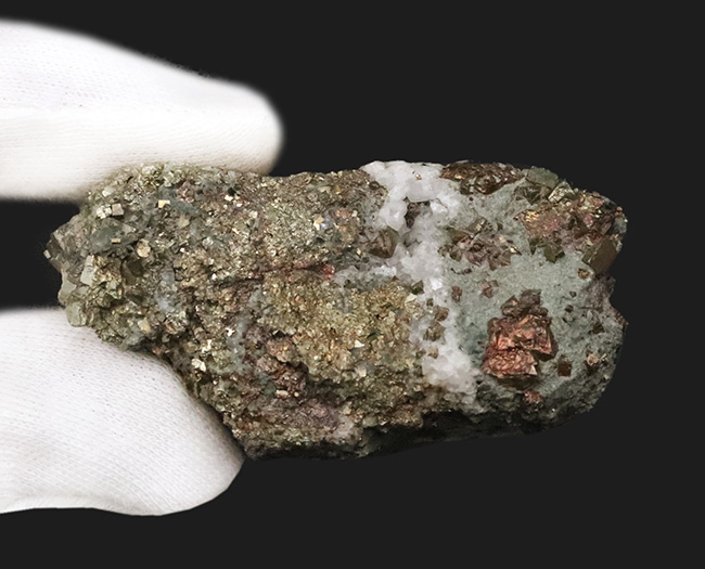 原石ならではの力強い表情…美しく輝く黄鉄鉱と太い石英脈が共存する、秋田県花岡鉱山産パイライト自然標本（その6）