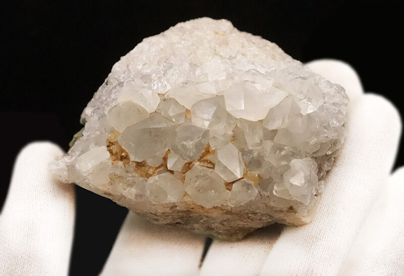 大小さまざまな結晶が自生した姿が美しい…方解石（calcite）などの炭酸塩鉱物と石英が混成した鉱物標本（その3）