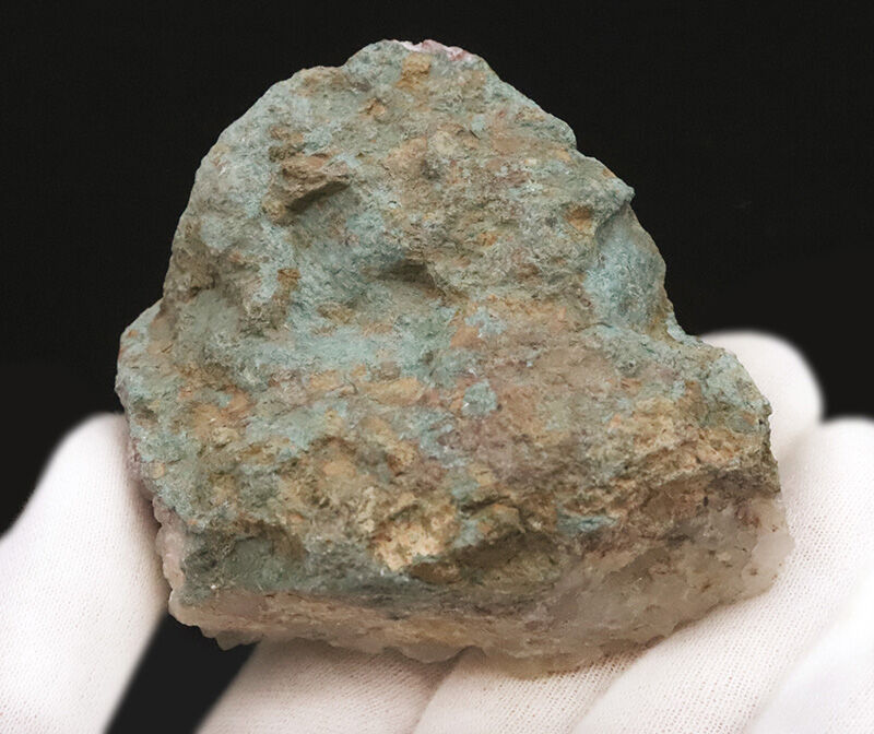 大小さまざまな結晶が自生した姿が美しい…方解石（calcite）などの炭酸塩鉱物と石英が混成した鉱物標本（その4）