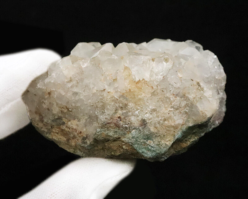大小さまざまな結晶が自生した姿が美しい…方解石（calcite）などの炭酸塩鉱物と石英が混成した鉱物標本（その5）