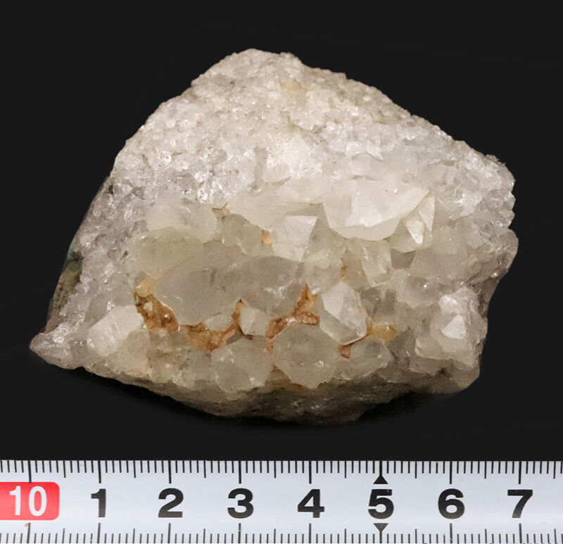 大小さまざまな結晶が自生した姿が美しい…方解石（calcite）などの炭酸塩鉱物と石英が混成した鉱物標本（その6）