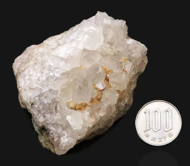 大小さまざまな結晶が自生した姿が美しい…方解石（calcite）などの炭酸塩鉱物と石英が混成した鉱物標本（その7）