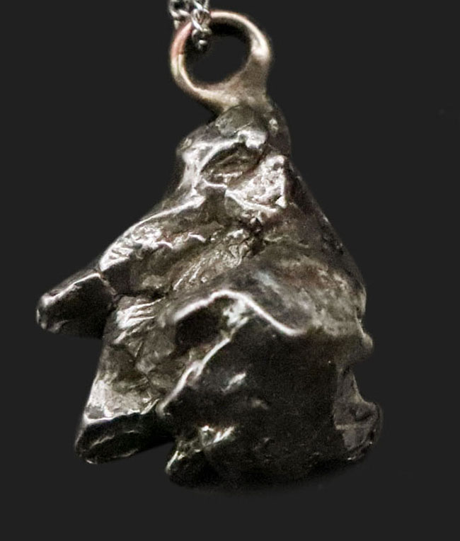 約46億年前に起源を持つとされる、最も有名な鉄隕石の一つ、カンポ・デル・シエロをあしらったペンダントトップ（シルバーチェーン＆高級ジュエリーケース付き）（その1）