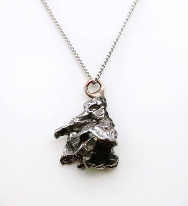 約46億年前に起源を持つとされる、最も有名な鉄隕石の一つ、カンポ・デル・シエロをあしらったペンダントトップ（シルバーチェーン＆高級ジュエリーケース付き）（その3）