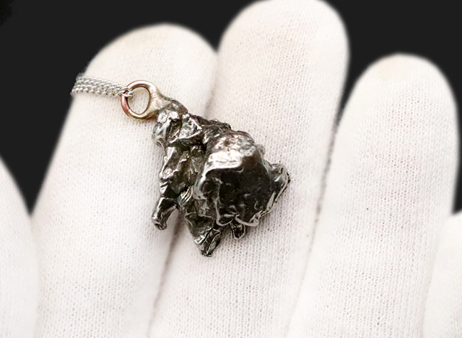 約46億年前に起源を持つとされる、最も有名な鉄隕石の一つ、カンポ・デル・シエロをあしらったペンダントトップ（シルバーチェーン＆高級ジュエリーケース付き）（その4）