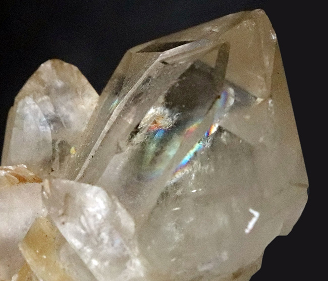 内部に虹を宿す天然水晶クラスター（レインボークォーツ）｜六角柱結晶・手のひらサイズ（その1）