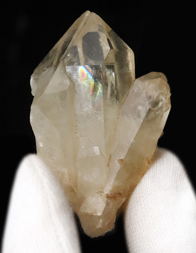 内部に虹を宿す天然水晶クラスター（レインボークォーツ）｜六角柱結晶・手のひらサイズ（その2）