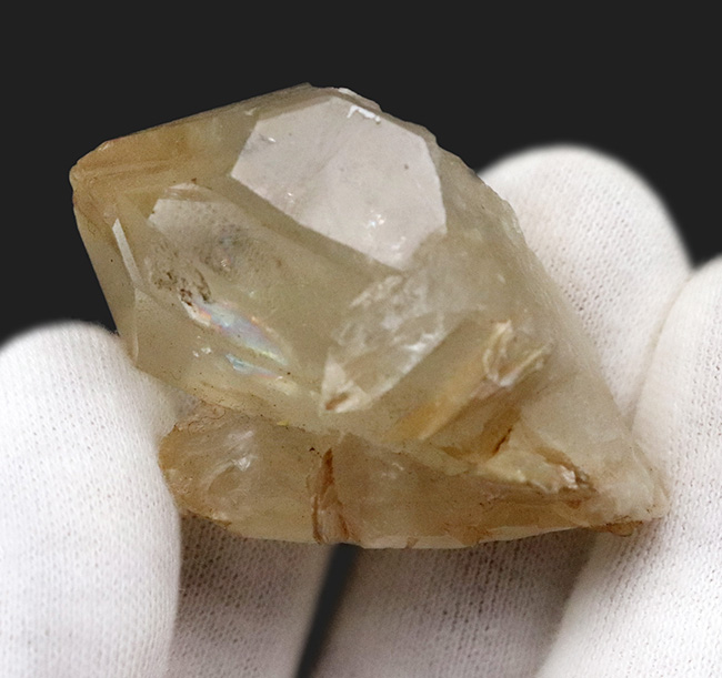 内部に虹を宿す天然水晶クラスター（レインボークォーツ）｜六角柱結晶・手のひらサイズ（その3）