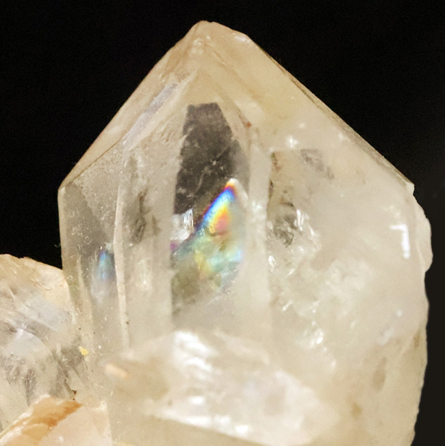 内部に虹を宿す天然水晶クラスター（レインボークォーツ）｜六角柱結晶・手のひらサイズ（その5）