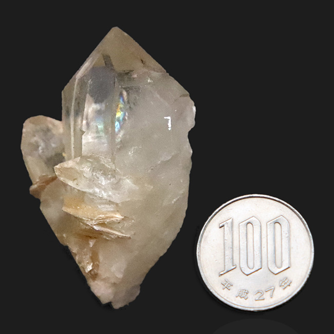 内部に虹を宿す天然水晶クラスター（レインボークォーツ）｜六角柱結晶・手のひらサイズ（その8）