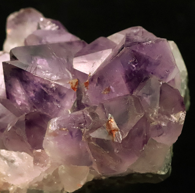 ブラジル産アメシスト（Amethyst）原石：火山岩から濃紫の六角柱結晶へと至る「三層構造」を完全保持（その1）
