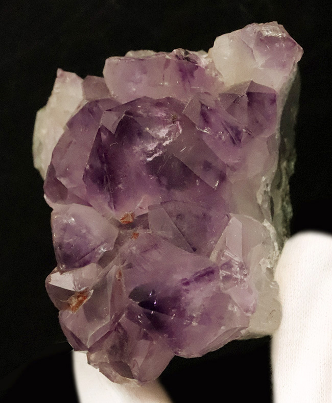 ブラジル産アメシスト（Amethyst）原石：火山岩から濃紫の六角柱結晶へと至る「三層構造」を完全保持（その2）