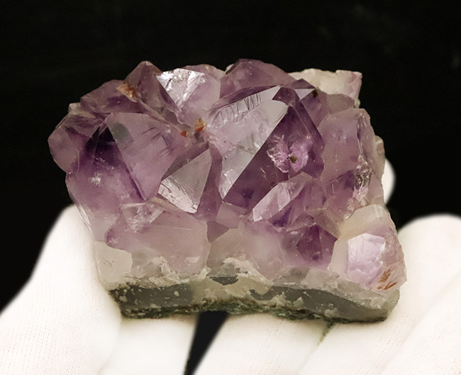 ブラジル産アメシスト（Amethyst）原石：火山岩から濃紫の六角柱結晶へと至る「三層構造」を完全保持（その3）