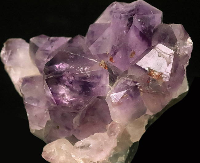ブラジル産アメシスト（Amethyst）原石：火山岩から濃紫の六角柱結晶へと至る「三層構造」を完全保持（その4）