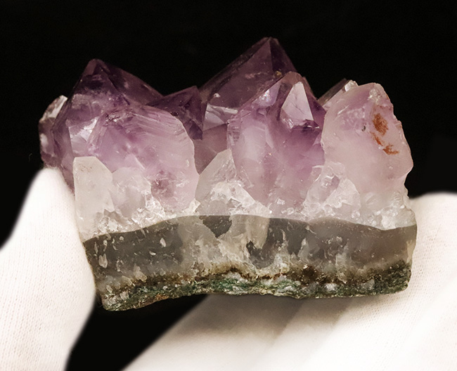 ブラジル産アメシスト（Amethyst）原石：火山岩から濃紫の六角柱結晶へと至る「三層構造」を完全保持（その5）