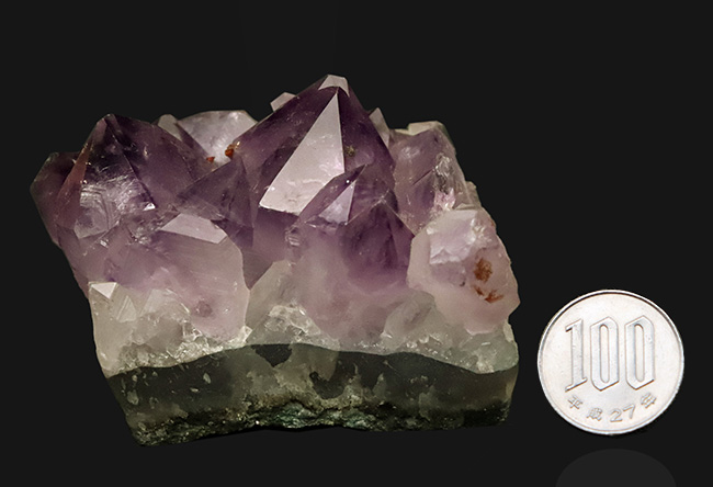 ブラジル産アメシスト（Amethyst）原石：火山岩から濃紫の六角柱結晶へと至る「三層構造」を完全保持（その8）