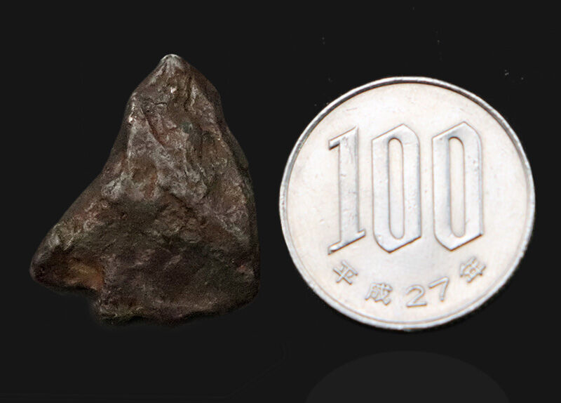 アリゾナ州の巨大クレーターを形成したキャニオン・ディアブロ（Canyon Diablo）隕石の原石。小粒ながら複雑な凹凸と鈍い金属光沢を楽しめる、存在感抜群のコレクションピースです。（その7）