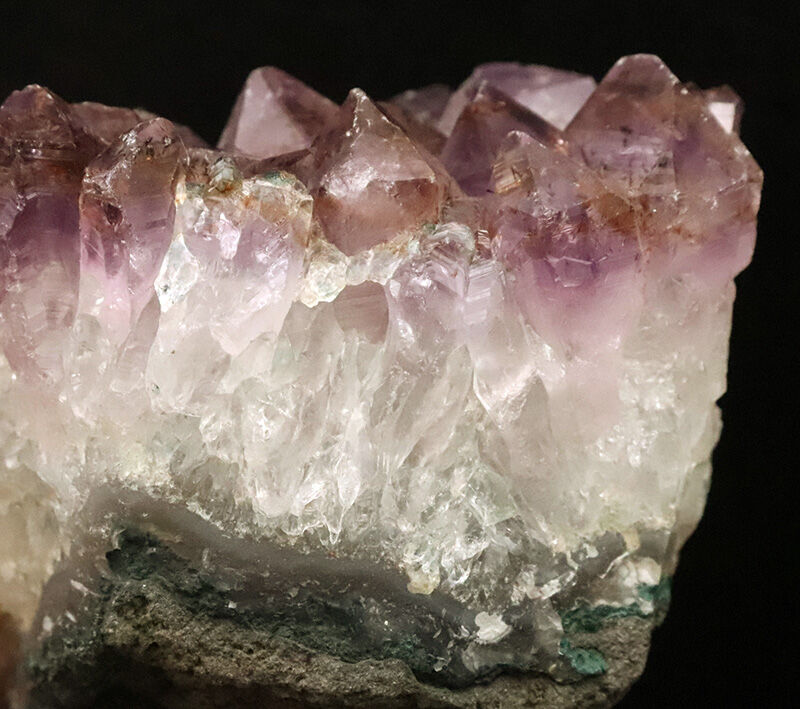 自然が育てたラベンダーパープルの輝き！シャープな結晶が密集するアメシスト（Amethyst）原石クラスター（その4）