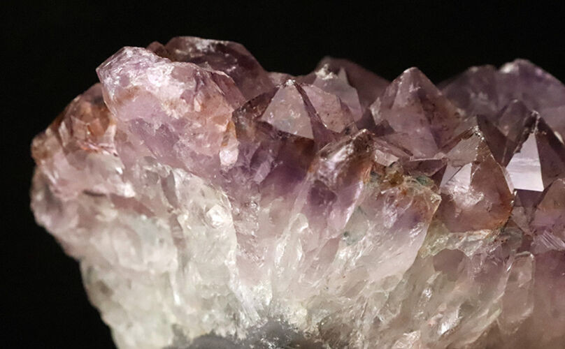 自然が育てたラベンダーパープルの輝き！シャープな結晶が密集するアメシスト（Amethyst）原石クラスター（その5）