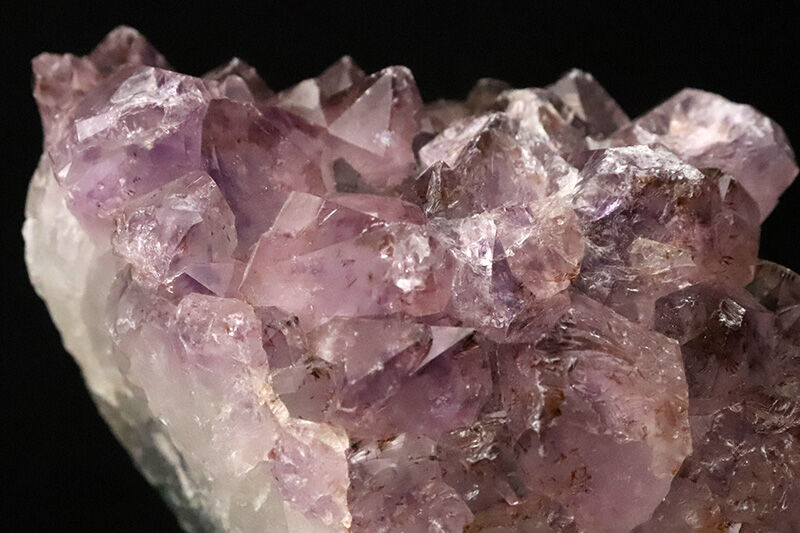 自然が育てたラベンダーパープルの輝き！シャープな結晶が密集するアメシスト（Amethyst）原石クラスター（その8）